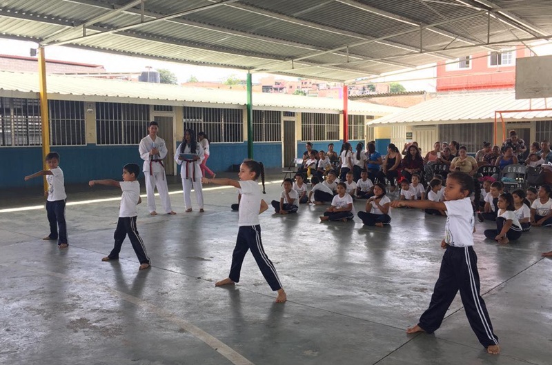 지난 7일 온두라스 수도 테구시갈파에 위치한 과테말라초등학교(Centro Escolar Básico Gubernamental Guatemala)의 아이들이 태권도 승급심사에서 주먹 지르기를 선보이고 있다.